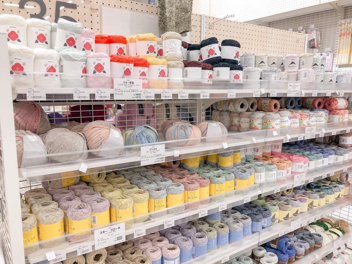 okadayashinjuku's tweet photo. ／
新宿オカダヤ本店6F
春夏手編み糸続々入荷✨
＼

各メーカーの新作アイテムが続々入荷中🎵
これから何を編もうか検討中の方！
ぜひ当店でお気に入りの一玉を見つけてくださいね😊 https://t.co/sD1uXqRRVk