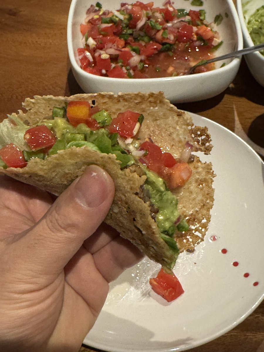 HmtOmt's tweet photo. オートミールを粉末にしてなんちゃってトルティーヤを作ってみたぞ。タコミート、サルサソース、ワカモレなども。

美味しいに決まってた。 https://t.co/ZMuHl3M6hq