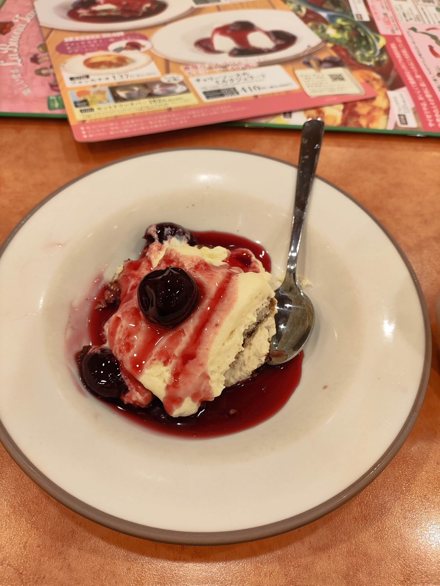chirutar's tweet photo. サイゼリヤのチェリーソースのティラミス。
爽やかさとがっつり甘みでコーヒーと合う。違うのも食べたい時にはいいが、通常300円→これ500円の差を考えると通常のでいいやとなる。 https://t.co/sWzyr3NJjD
