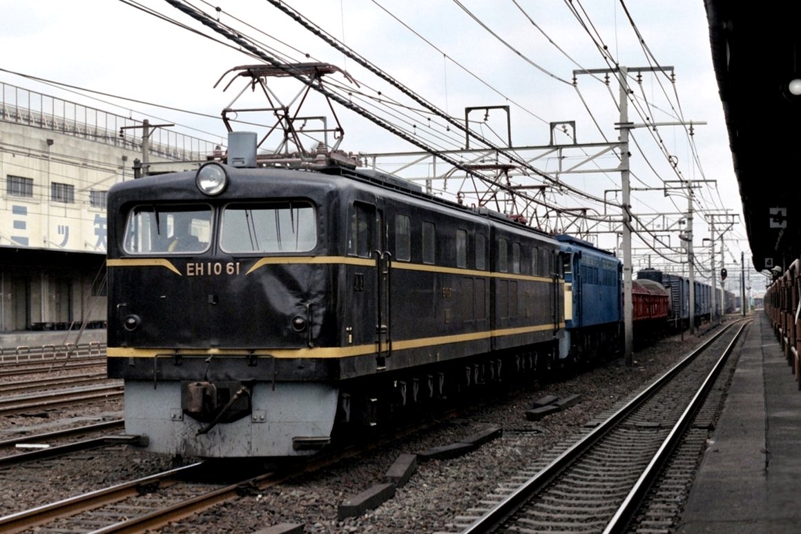 gogoPF2139's tweet photo. ありし日の初代マンモスとEF65一般型の定期重連貨物列車です。61号ぶつけた？最後まで凹んだままでした。
#AIカラー化 #eh10 #マンモス https://t.co/IYZCC7ZR1m