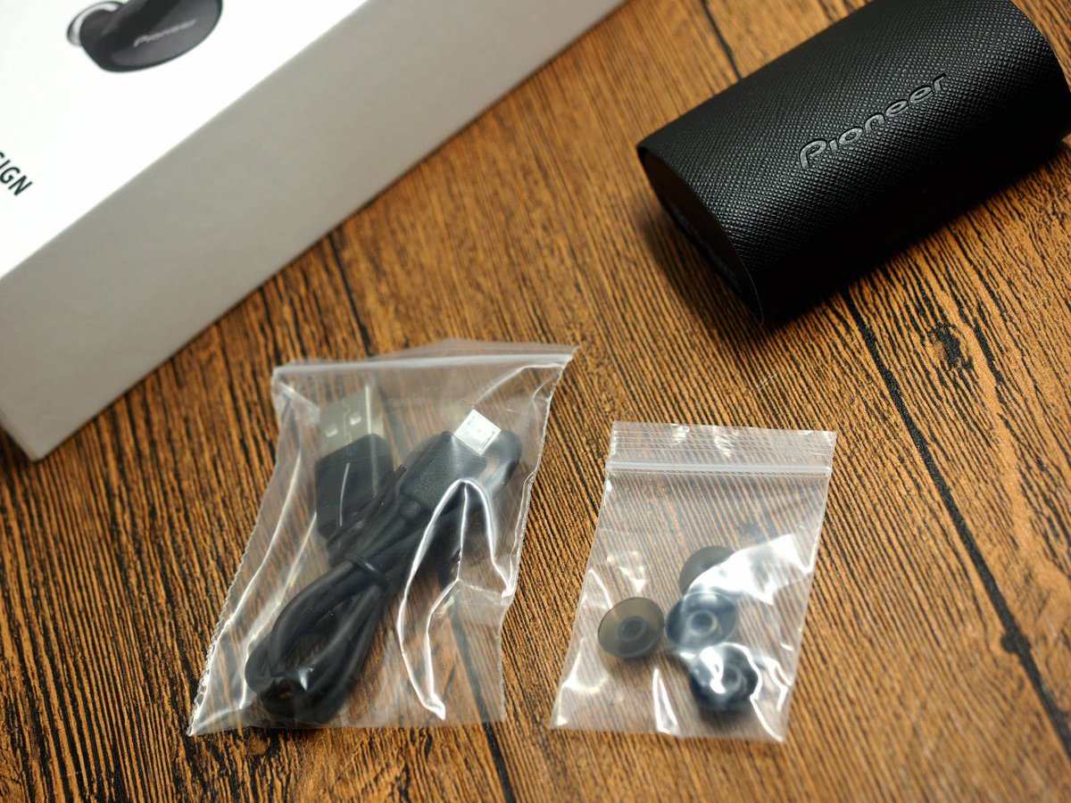Ceciliamas0's tweet photo. Unboxed my new [具体物品，如wireless earbuds]—instant win! Lightweight, sleek, and works like a charm.  #Unboxing #NewGadget #LoveAtFirstUse https://t.co/XYKBlgz8Ph