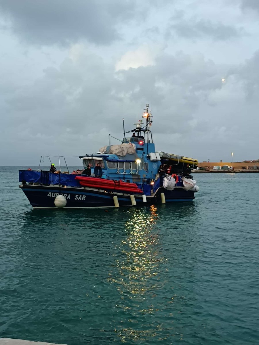 AngiKappa's tweet photo. Nave Aurora SAR @seawatchcrew arrivata a #Lampedusa con 44 #migranti soccorsi su piattaforma petrolifera a 110 mn dall’isola. Erano riparati lassù per il maltempo che imperversa da giorni nel Mediterraneo. Restano ancora qui i 58 superstiti e 19 salme arrivate mercoledì scorso https://t.co/tPOSUZkEB9