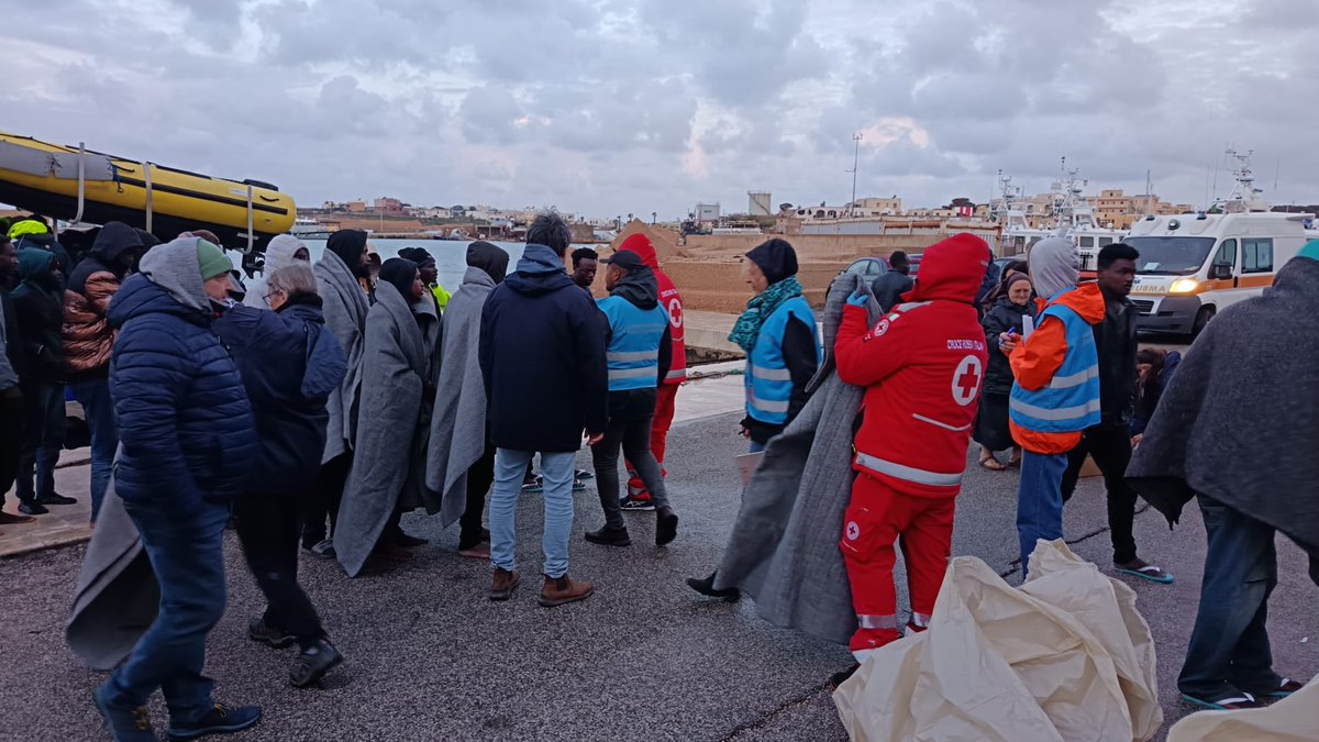 AngiKappa's tweet photo. Nave Aurora SAR @seawatchcrew arrivata a #Lampedusa con 44 #migranti soccorsi su piattaforma petrolifera a 110 mn dall’isola. Erano riparati lassù per il maltempo che imperversa da giorni nel Mediterraneo. Restano ancora qui i 58 superstiti e 19 salme arrivate mercoledì scorso https://t.co/tPOSUZkEB9