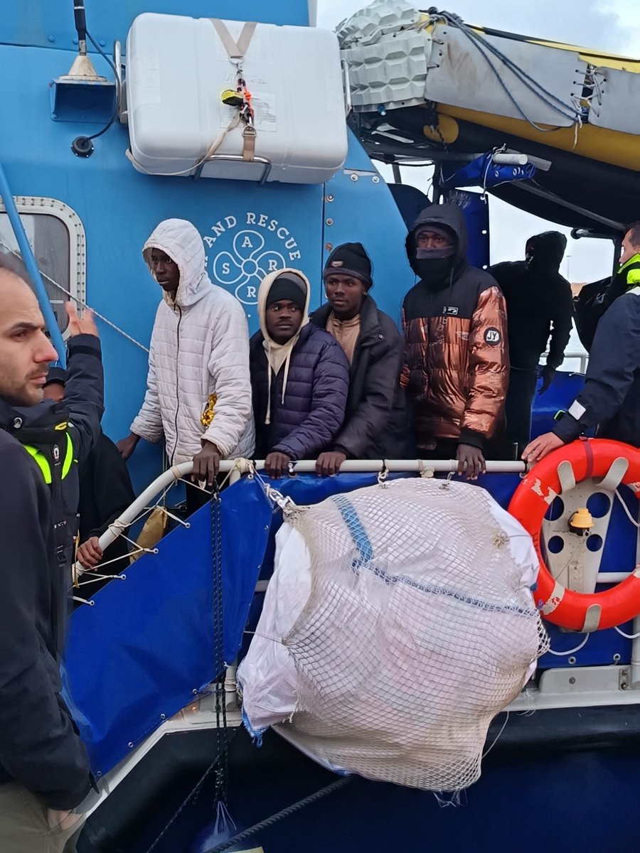 AngiKappa's tweet photo. Nave Aurora SAR @seawatchcrew arrivata a #Lampedusa con 44 #migranti soccorsi su piattaforma petrolifera a 110 mn dall’isola. Erano riparati lassù per il maltempo che imperversa da giorni nel Mediterraneo. Restano ancora qui i 58 superstiti e 19 salme arrivate mercoledì scorso https://t.co/tPOSUZkEB9