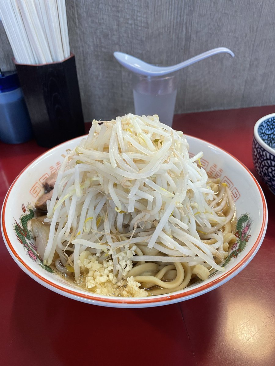 _BA_YA_SHI's tweet photo. 真岡市
雷音【ジラフ】
らーめん+KABAYAKI
1300円

ご無沙汰のジラフのらーめん🍜
スープを吸ってアメ色に輝く自家製麺が美味すぎる🤤
KABAYAKIにつけて食べても絶品だからオススメ！
無我夢中で食らいついちゃうよ😋
心も体もあたたまる一杯でした♪

本日もご馳走様でした🦒🦁 https://t.co/LBLUa487dJ