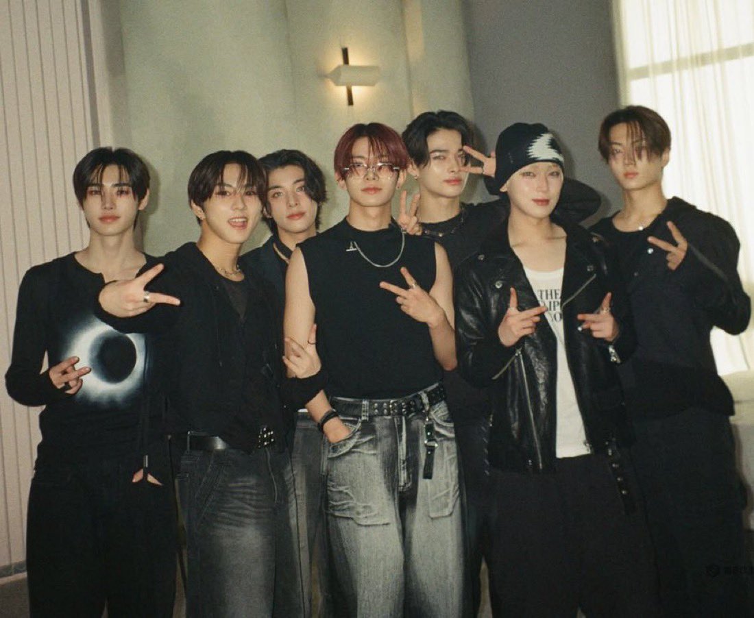 I honestly just want this to end.

I want to go back to listening to my favorite group, streaming, voting, watching EN O’CLOCK, writing letters to the members on Weverse, and looking forward to their concerts.

That is what being a fan has always meant to me.

What hurts the most