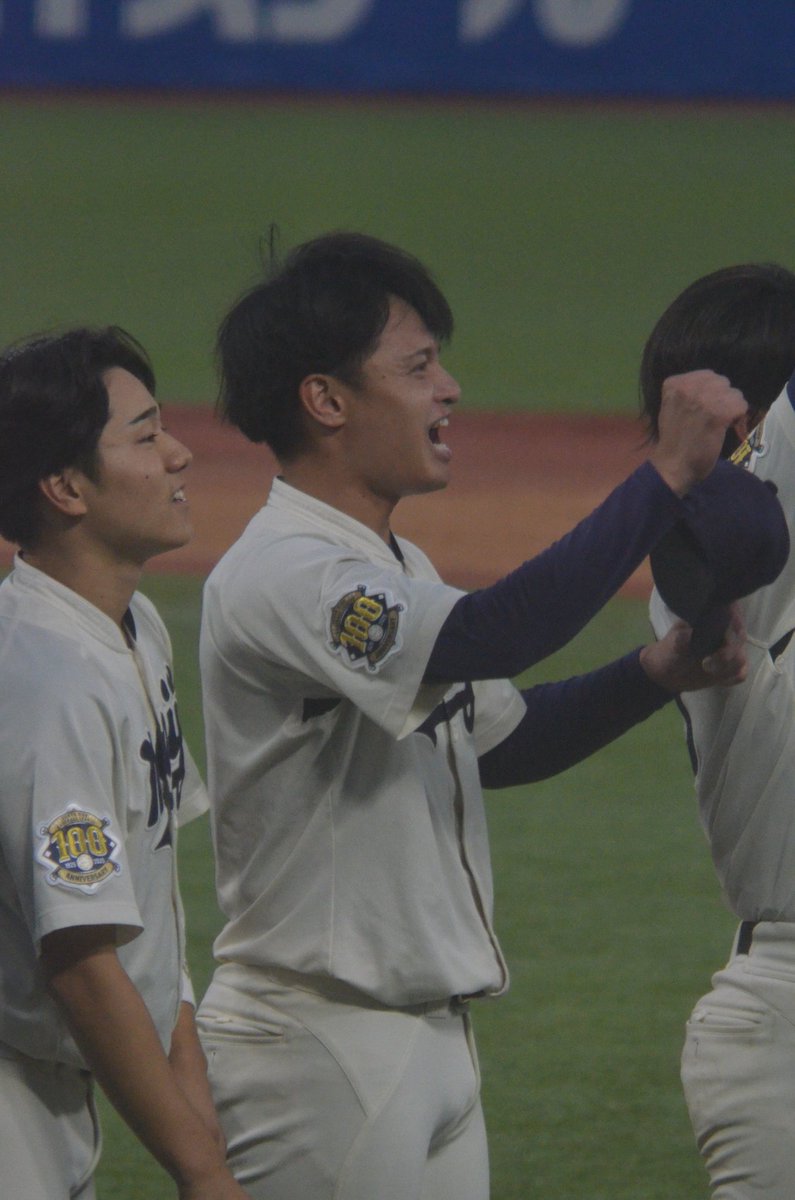 uwandaisuki's tweet photo. 昨日のサヨナラ勝利で思い出す明治大学完全優勝の時の毛利さん
投げてる時はポーカーフェイスなところあるけど喜ぶ時はとことん感情が爆発する見てて楽しい選手です😊
#毛利海大 #mubc #chibalotte #千葉ロッテマリーンズ https://t.co/CM9btzV0jw