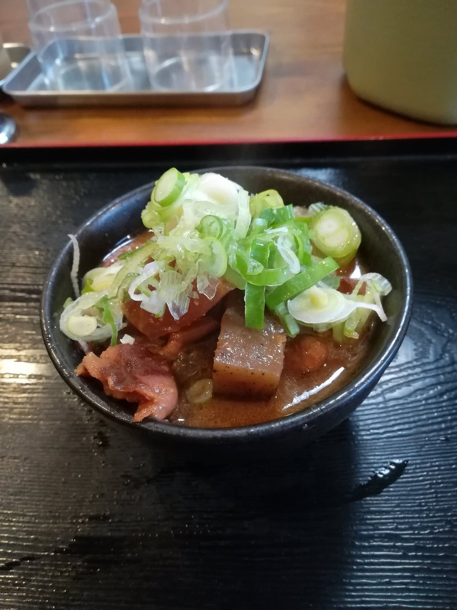 鶴亀さんのもつ煮込み
濃厚赤味噌もつ煮は具より汁が美味すぎてやばい😳
赤味噌は煮込むほどこくが出て美味しくなるから
玉子、豆腐、鶏肉の煮込みもやってくれないかなぁと
思わず妄想してしまうほどクセになる美味さで👍
具材を牛すじに変えてデミグラスソース入れても激美味確定な
もつ煮込みでした