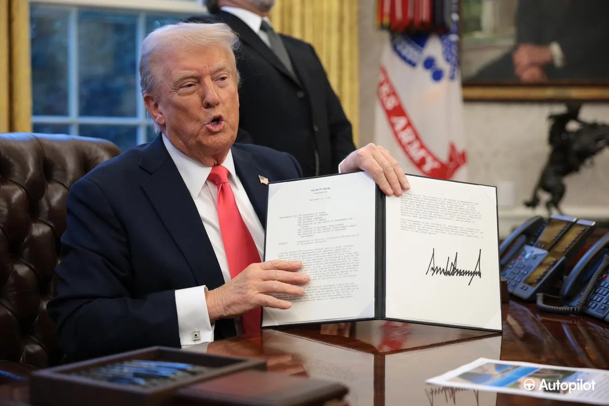 Nancy Pelosi Stock Tracker ♟ tweet media