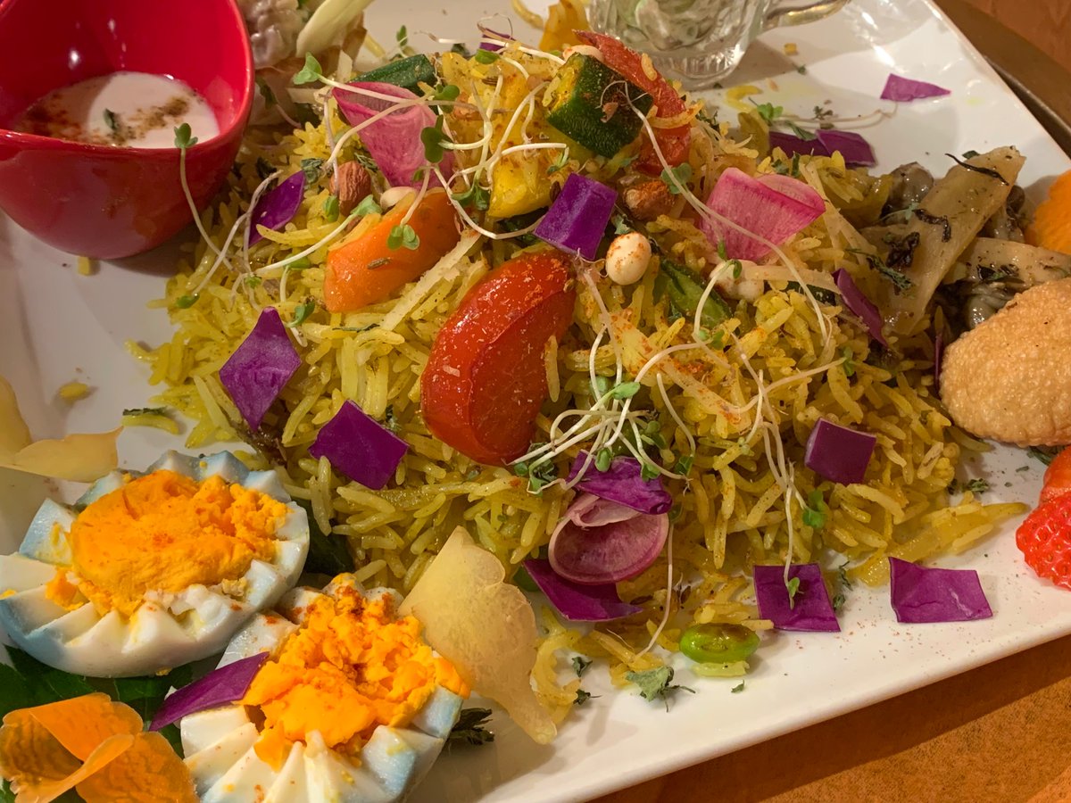 4_vtan's tweet photo. お昼です🕛 #rasoi さんにてベジタブル🌱プラオを
ナッツ🥜にオクラ、にんじん🥕玉ねぎ🧅など食べ進める度に色んな美味しさが弾ける💥プラオになってます❗️
サプダナポテト揚げもサクサク感と具の旨味がぎっしりでした💨💨
お野菜オンリーながら食べ応え満点💯なセット🍽️をご馳走様でした😋 https://t.co/rQAbcbKCtR