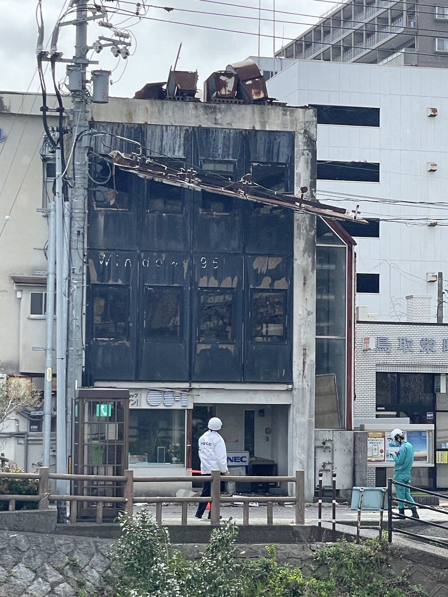 aratotto's tweet photo. 袋川沿いの看板落ちそう https://t.co/in2nYCEhHH