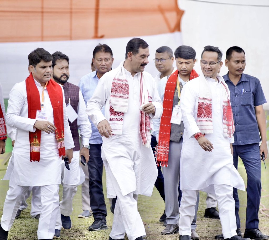 असम का यह विधानसभा चुनाव सीधे तौर पर भ्रष्ट BJP सरकार के खिलाफ जनता का संघर्ष बन चुका है, जिसमें असम की जनता की विजय होने वाली है।

इस संघर्ष में श्री गौरव गोगोई असम की जनता के प्रतिनिधि हैं। एक ऐसा व्यक्ति जो असम की हर बहन - बेटी का भाई है, असम के हर बुजुर्ग, हर माता का बेटा है।