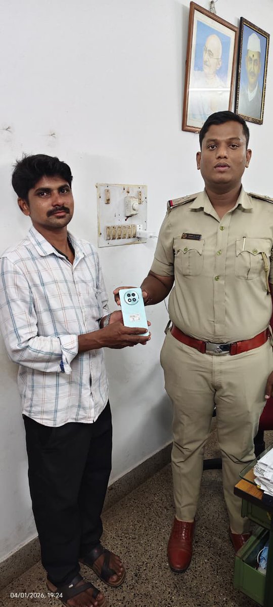 ಈ ಹಿಂದೆ ಮಂಗಳೂರು ದಕ್ಷಿಣ ಪೊಲೀಸ್ ಠಾಣೆಯ ವ್ಯಾಪ್ತಿಯಲ್ಲಿ ಕಳೆದ ಹೋದ ಮೊಬೈಲ್ ಫೋನ್ ಅನ್ನು CEIR  Portal  ಮುಖಾಂತರ ಪತ್ತೆ ಮಾಡಿ ಪೊಲೀಸ್ ಉಪ ನೀರಿಕ್ಷಕರು ರವರು ವಾರಸ್ಸುದಾರರಿಗೆ ವಾಪಸ್ಸು ನೀಡಲಾಯಿತು.