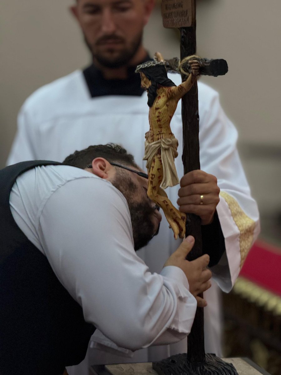 FlpLipetz's tweet photo. "Beijo a tua paixão, que me liberta das minhas paixões. Beijo a tua Cruz, que condena e esmaga o pecado em mim" https://t.co/YD4VnYiHHm