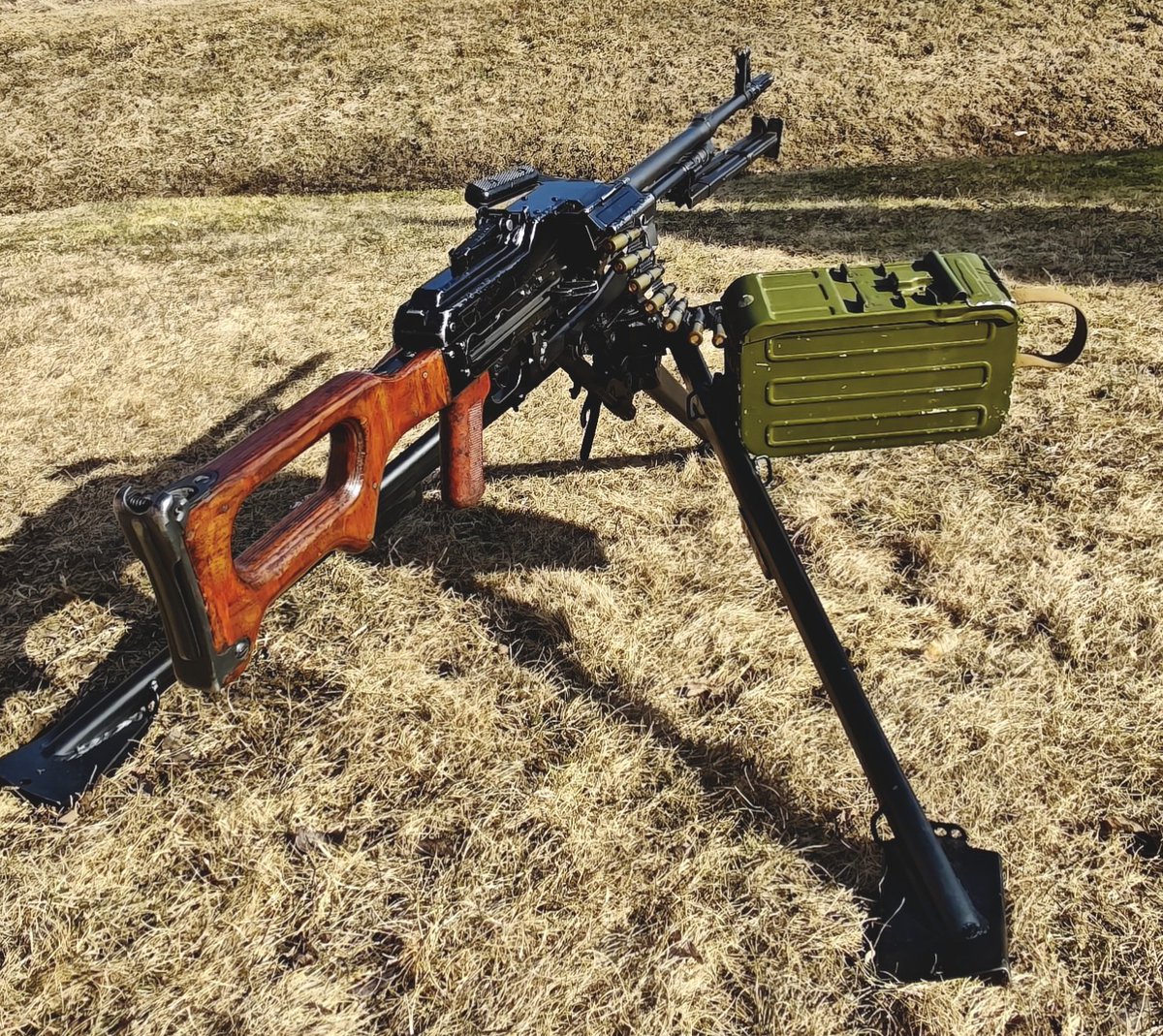 7.62x54R kauneutta jalustalla. PKM on ja pysyy yhtenä maailman parhaista konekivääreistä. Tai no, jalustallahan se on virallisesti PKMS.

Mitä mieltä olette, onko tässä paras vyösyöttöinen konekivääri?

#PKM #asekeräily #asehistoria #konekivääri #PKMS #historia #aseharrastus