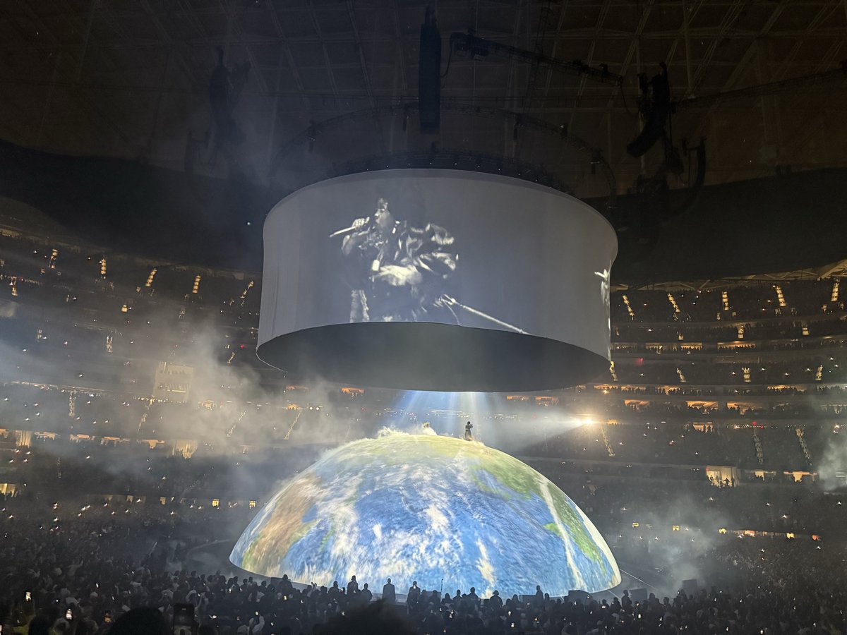 kanyesposts tweet media