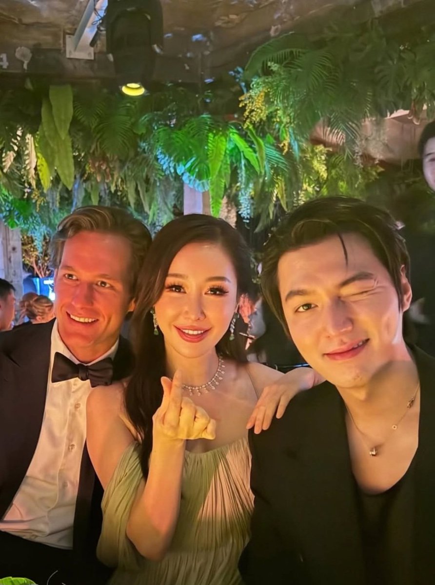 Happy weekend😉
Mr. Cutie...His cute dimpled wink hooks my soul away💘
#LeeMinHo 
Cr. seialee IG
