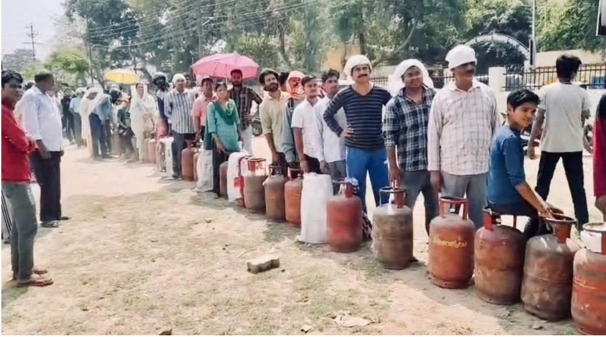 FearlessSecular's tweet photo. @rajuparulekar @DharmendraAnam1 #Demonitisation
#CovidLockdown
#LPG
He has only motive, to be in power forever however, he never had ashamed for his wrong policies which put the nation. https://t.co/OaHQlEE4sh
