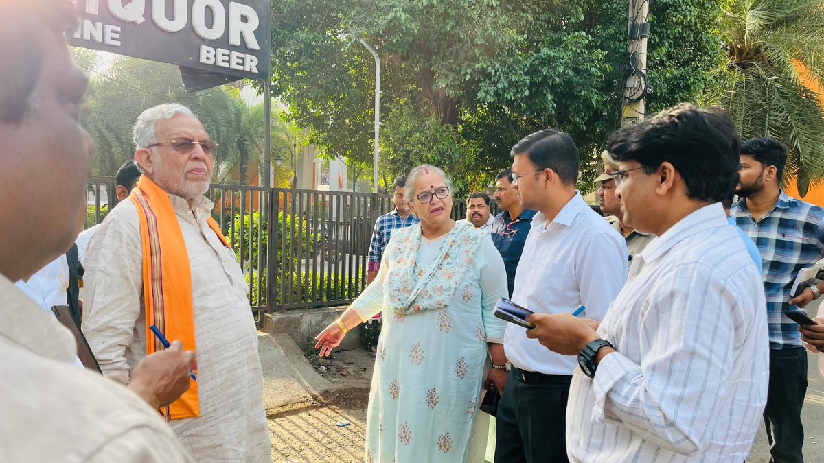 लखनऊ 
लखनऊ के प्रभारी मंत्री सुरेश खन्ना ने शनिवार सुबह   इंदिरा नगर और इस्माइल गंज से जुड़े इलाकों में गंदगी मिलने जोनल सेनेटरी अफसर अजीत राय और सफाई व खाद्य निरीक्षक संचिता मिश्रा का दो दो दिन का वेतन काटने और कूड़ा प्रबंधन का काम देख रही एलएस ए जुर्माना लगाने का आदेश दिया है।