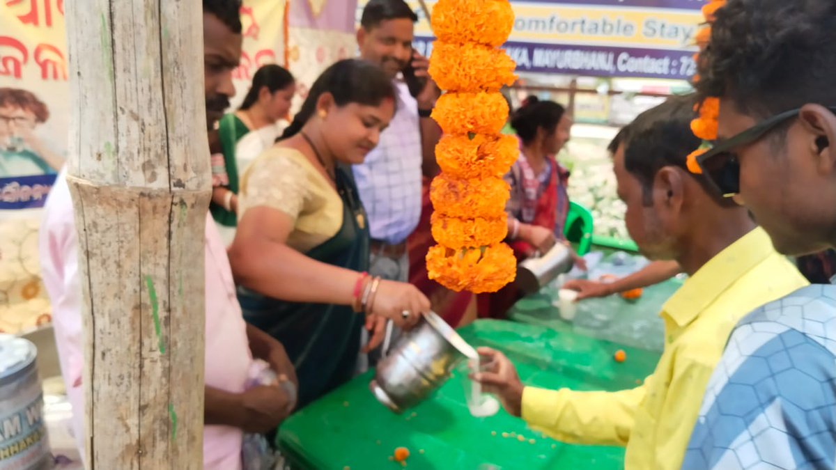 Sarpanch_Sumi's tweet photo. ଗତ 02/04/26ରିଖ ହନୁମାନ ଜୟନ୍ତୀ ଉପଲକ୍ଷେ ସାନଖୁଣ୍ଟା ପଞ୍ଚାୟତ ସମ୍ମୁଖରେ ଆଦର୍ଶ ପାନୀୟ ଜଳ ସେବାର ଆୟୋଜନ କରି ଦହି ସରବତ ବଣ୍ଟନ କଲୁ।
Feeling blessed to serve the people.
@12_baje 
@JjmMayurbhanj 
@gopabandhunagar 
#summerpreceaution 
#jalchhatra 
#servicetomankind https://t.co/qILJcyb7HR