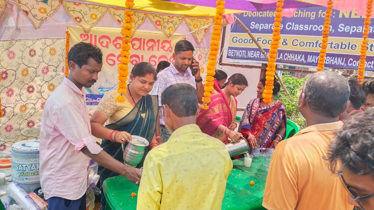 Sarpanch_Sumi's tweet photo. ଗତ 02/04/26ରିଖ ହନୁମାନ ଜୟନ୍ତୀ ଉପଲକ୍ଷେ ସାନଖୁଣ୍ଟା ପଞ୍ଚାୟତ ସମ୍ମୁଖରେ ଆଦର୍ଶ ପାନୀୟ ଜଳ ସେବାର ଆୟୋଜନ କରି ଦହି ସରବତ ବଣ୍ଟନ କଲୁ।
Feeling blessed to serve the people.
@12_baje 
@JjmMayurbhanj 
@gopabandhunagar 
#summerpreceaution 
#jalchhatra 
#servicetomankind https://t.co/qILJcyb7HR