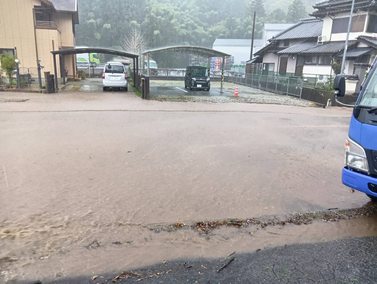 103_812's tweet photo. よく降ったね〜〜☂️ https://t.co/irxHfw8ghF