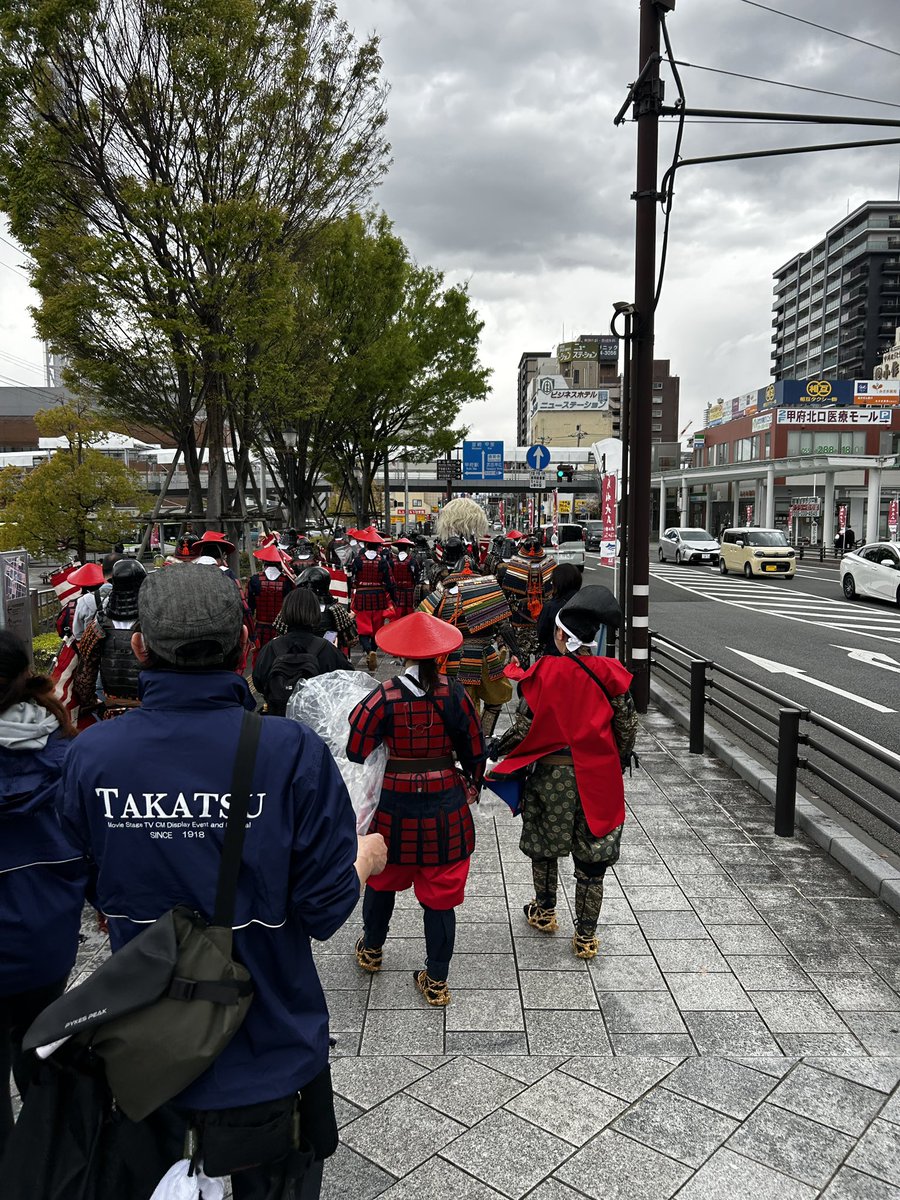 zeem_nacker's tweet photo. #信玄公祭り の見どころっちゃあ、街中に甲冑軍団が突然現れて生活しているこのシュールさよ。笑 https://t.co/w1xz22LeJv