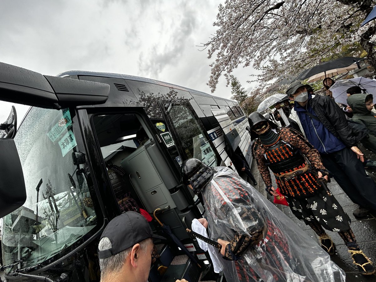 zeem_nacker's tweet photo. #信玄公祭り の見どころっちゃあ、街中に甲冑軍団が突然現れて生活しているこのシュールさよ。笑 https://t.co/w1xz22LeJv