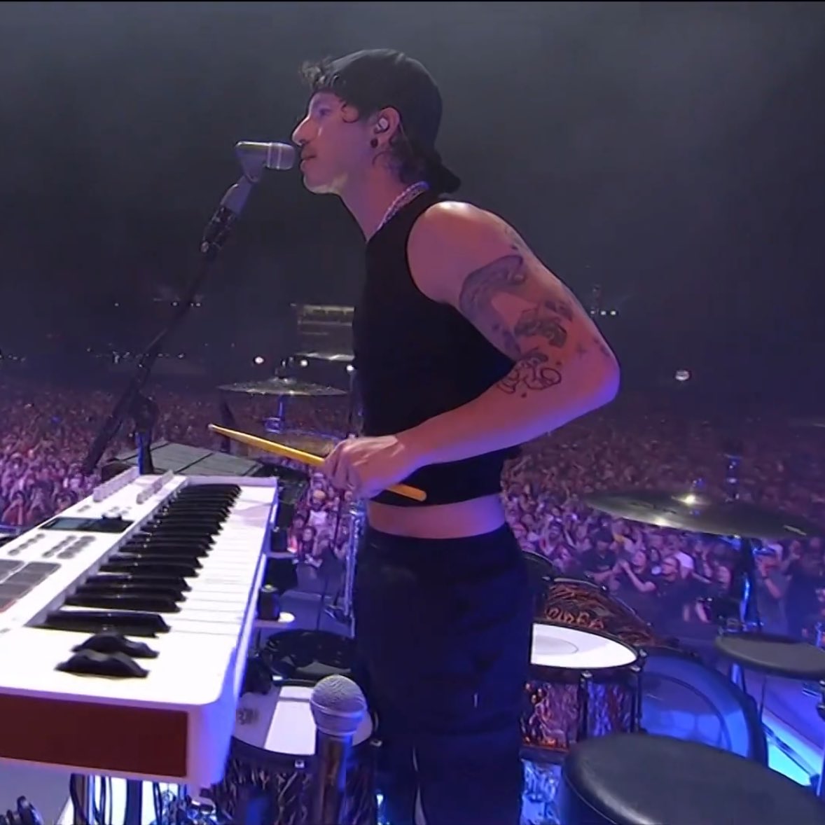 bella ⊬ tweet media