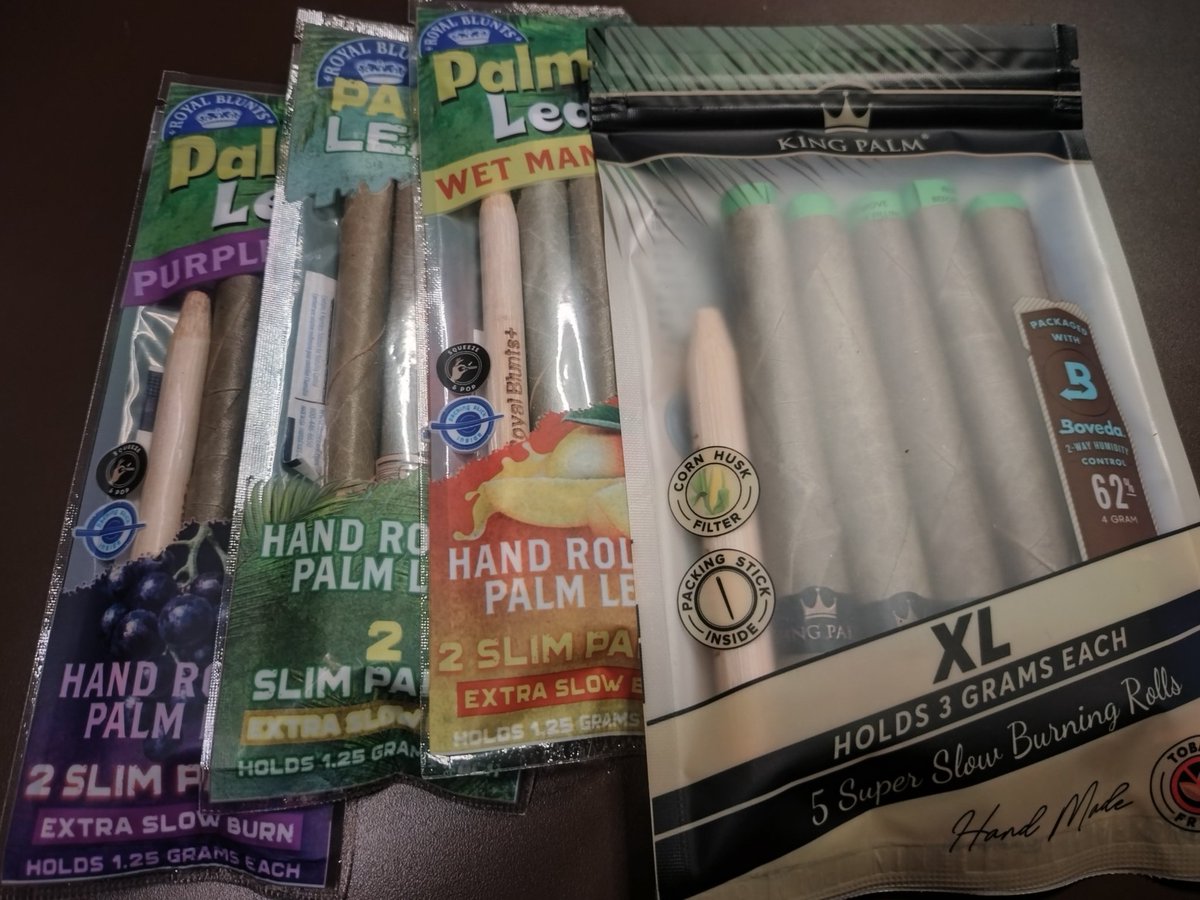 nHyI6KG06095Abw's tweet photo. PalmLeafのXLやらを追加で買いました
どこのご家庭にもあるハンプトンコートと比べるとこの大きさ
これにシャグを詰めてみます
これは葉巻っぽい
クラッシャー買おう
#PalmLeaf https://t.co/nKyrmUtEOx