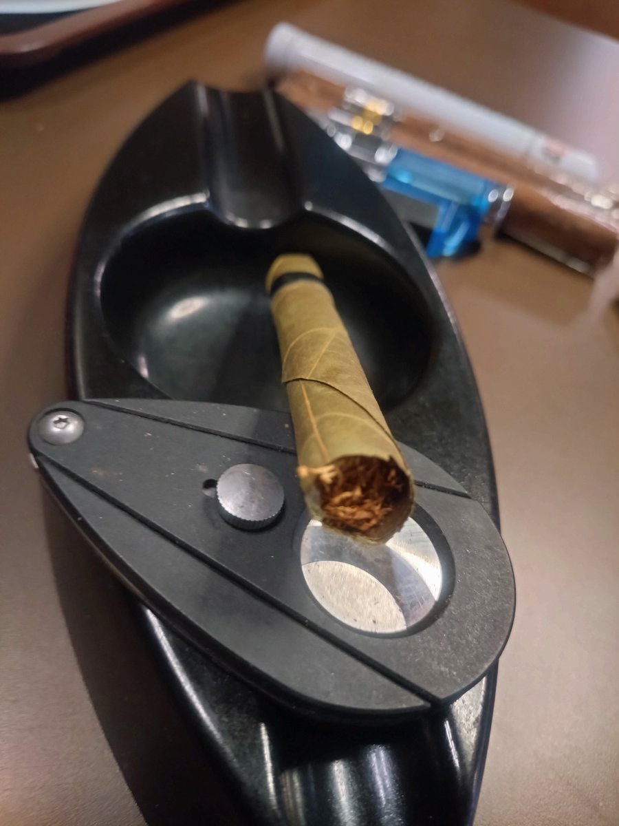 nHyI6KG06095Abw's tweet photo. PalmLeafのXLやらを追加で買いました
どこのご家庭にもあるハンプトンコートと比べるとこの大きさ
これにシャグを詰めてみます
これは葉巻っぽい
クラッシャー買おう
#PalmLeaf https://t.co/nKyrmUtEOx