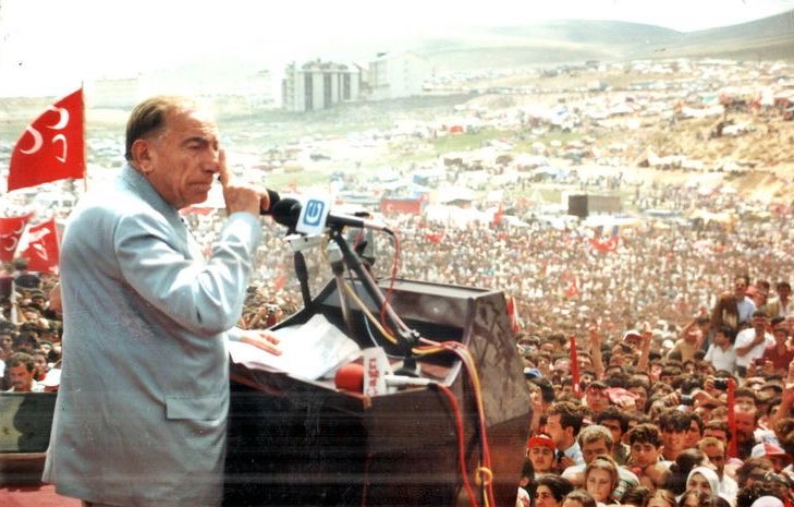 "Mevzu vatansa hepimiz ölelim,
 Mevzu makamsa hepiniz ölün!"

Rahmetler ola..