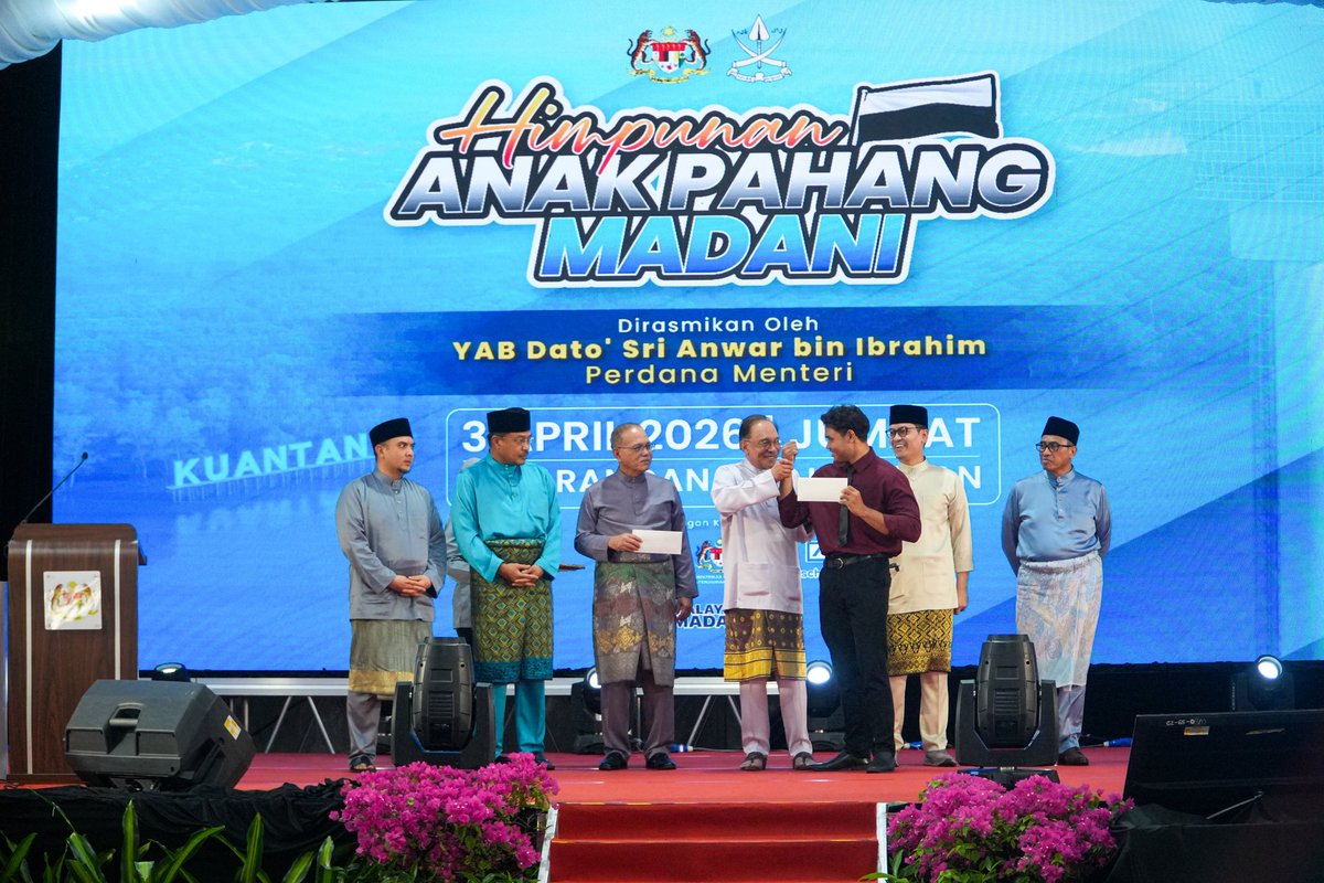 farhanfauzi_my's tweet photo. Saya berkesempatan mengiringi YAB Perdana Menteri, @anwaribrahim menyantuni anak-anak muda dan belia negeri Pahang yang cukup luar biasa semangatnya sempena Himpunan Anak Pahang MADANI 2026 di Kuantan semalam.

Menerusi amanatnya, YAB Perdana Menteri menitipkan pesan yang cukup bermakna. Beliau berkata nadi dan kekuatan masa depan negara terletak pada keberanian generasi muda untuk bangkit, berfikir jauh, dan bertindak dengan penuh tanggungjawab.

Beliau turut meraikan dan merakamkan ucapan tahniah buat para pelajar yang cemerlang dalam peperiksaan SPM. YAB Perdana Menteri juga berpesan dalam ucapan beliau, dalam kita mengecap kejayaan, jangan sesekali lupakan pengorbanan ibu bapa dan guru.

Sebagai bukti keprihatinan Kerajaan MADANI dalam memastikan pembangunan dirasai terus oleh rakyat, YAB Perdana Menteri turut mengumumkan kelulusan beberapa inisiatif penting. Antaranya termasuklah projek naik taraf gelanggang futsal di Kampung Bukit Bayroute serta pembinaan dewan pembelajaran baharu di Maahad Tahfiz Ribath Al-Mustofa.

Semoga anak-anak Pahang terus melangkah dengan berani, berpegang teguh kepada jati diri yang utuh, dan menjadi pelapis yang akan membawa makna serta kemakmuran buat masa depan negeri dan negara.

#MalaysiaMADANI
#MADANIBekerja
#YakinMADANI
#Pahang