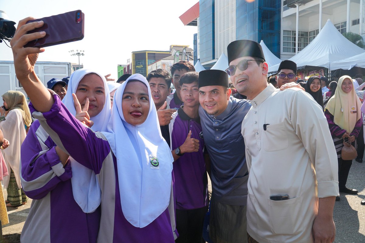 farhanfauzi_my's tweet photo. Saya berkesempatan mengiringi YAB Perdana Menteri, @anwaribrahim menyantuni anak-anak muda dan belia negeri Pahang yang cukup luar biasa semangatnya sempena Himpunan Anak Pahang MADANI 2026 di Kuantan semalam.

Menerusi amanatnya, YAB Perdana Menteri menitipkan pesan yang cukup bermakna. Beliau berkata nadi dan kekuatan masa depan negara terletak pada keberanian generasi muda untuk bangkit, berfikir jauh, dan bertindak dengan penuh tanggungjawab.

Beliau turut meraikan dan merakamkan ucapan tahniah buat para pelajar yang cemerlang dalam peperiksaan SPM. YAB Perdana Menteri juga berpesan dalam ucapan beliau, dalam kita mengecap kejayaan, jangan sesekali lupakan pengorbanan ibu bapa dan guru.

Sebagai bukti keprihatinan Kerajaan MADANI dalam memastikan pembangunan dirasai terus oleh rakyat, YAB Perdana Menteri turut mengumumkan kelulusan beberapa inisiatif penting. Antaranya termasuklah projek naik taraf gelanggang futsal di Kampung Bukit Bayroute serta pembinaan dewan pembelajaran baharu di Maahad Tahfiz Ribath Al-Mustofa.

Semoga anak-anak Pahang terus melangkah dengan berani, berpegang teguh kepada jati diri yang utuh, dan menjadi pelapis yang akan membawa makna serta kemakmuran buat masa depan negeri dan negara.

#MalaysiaMADANI
#MADANIBekerja
#YakinMADANI
#Pahang