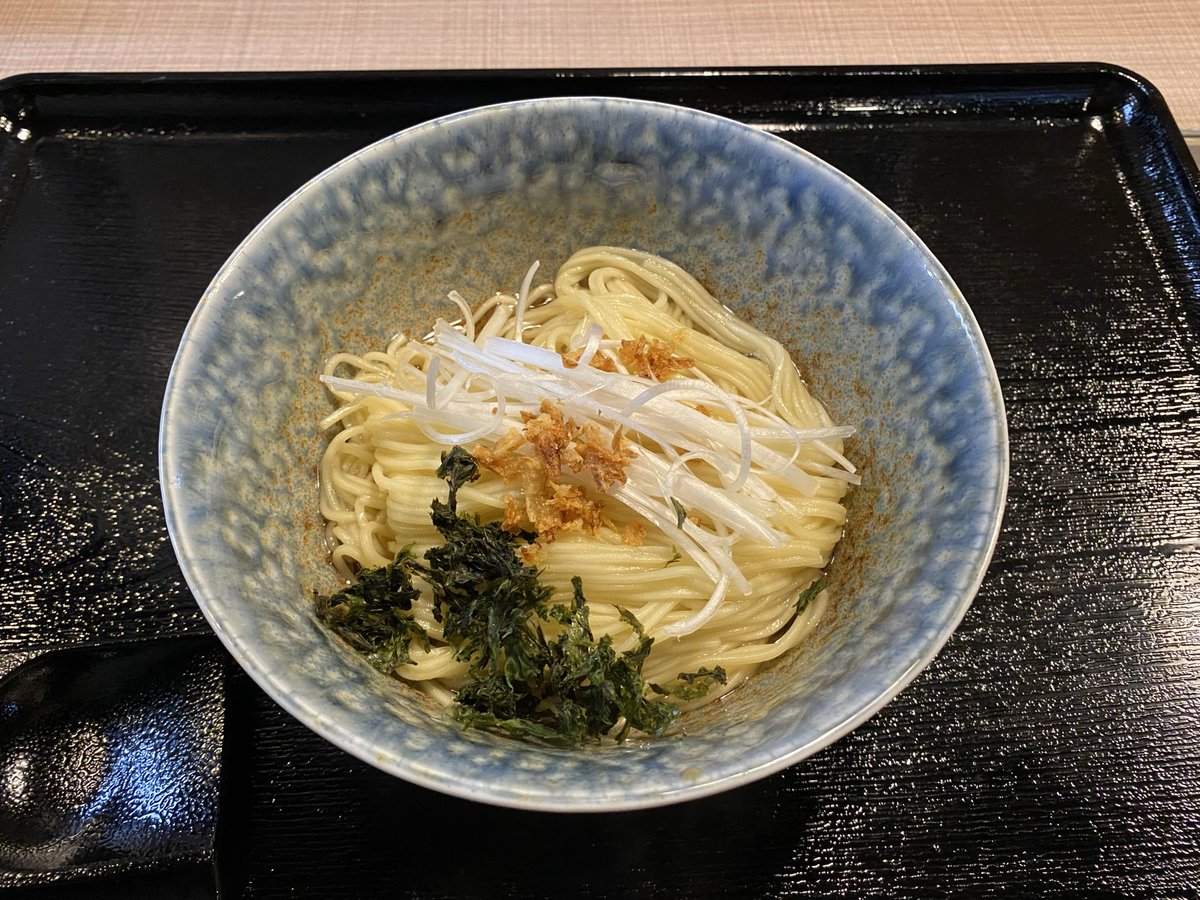 茨木市のらーめん 一夢庵にて塩らーめん(技の塩)と貝塩玉‼︎
強力なインパクトはないが、塩味や出汁のバランスよく上品に仕上がってる印象✨
貝塩玉は逆にオイリーでジャンキーな力強さ