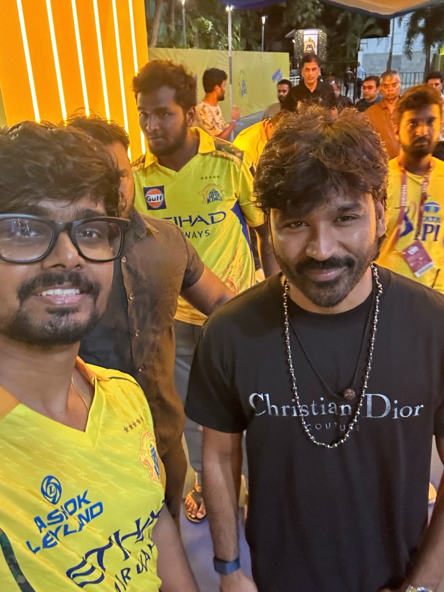 Erode_DFC's tweet photo. Click of Mr.D #Dhanush from today's IPL match📸🔥

@dhanushkraja anna #cheapuk stadium🏟🫰💥

@theSreyas @DirectorS_Shiva @B_RAJA_ @Chowdrey_Pro @Ramesh_ErodeDFC @Erode_DFC @ErodeDfc98622 @ErodeDhanushfc @ErodeYouthDfc @Kailash_Edfc @ABDURRAHMA28545

#D54 #KaraFromApril30 #Kara https://t.co/x3q3lX2o5w
