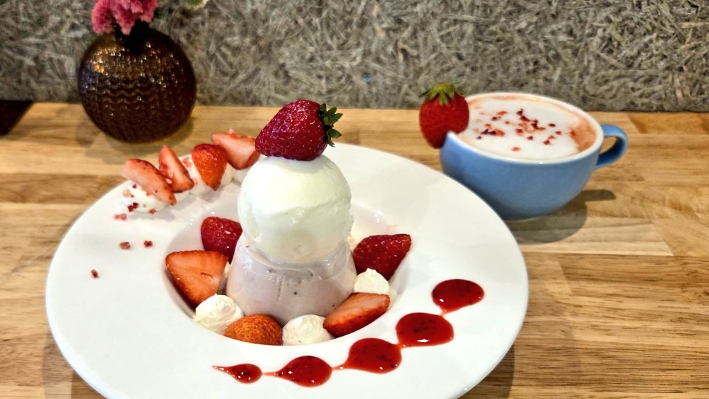 カフェる。
苺練乳プリンにストロベリーミルクティーのイチゴ練乳シリーズ。