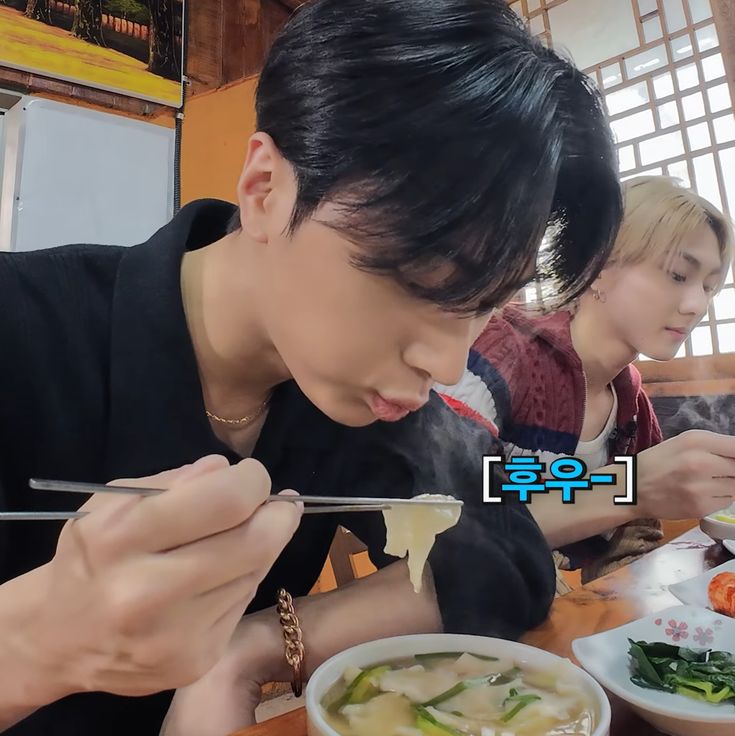 뜨거운거 먹을 때 후후부리~😽