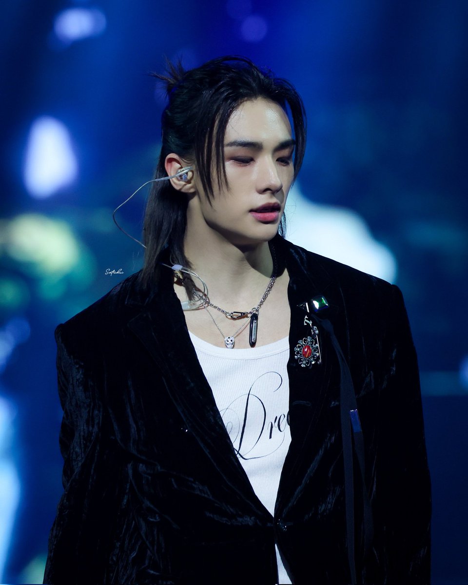 Aww my love Hyunjin you're so beautiful and dreamy❤✨