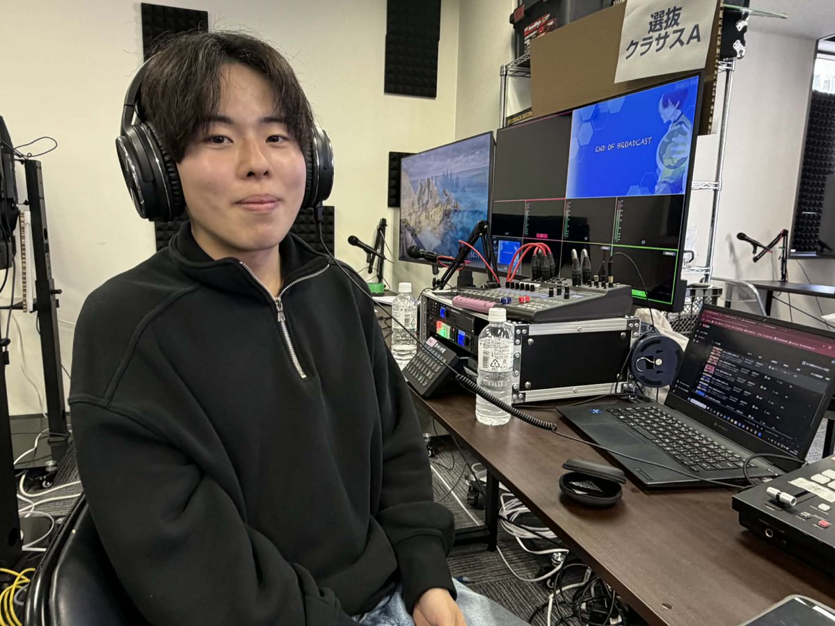 dougajidai's tweet photo. 早稲田大学文学部を、先月卒業した、磯田和希（いそだ・かずき）。

動画時代のインターン生として活躍した磯田が、吉本興業が運営する、「NSC」と呼ばれる、お笑い芸人の養成所に入校するという。

「嘘だろ。本当にいいのか？」

これが、社長としての、正直な感想だった。

ラジオ局ばかり、数社の面接を受けただけで、就職活動を断念。

4年の秋になっても、プラプラしていた。

外堀が埋まりつつある中で、切り出した。

「このまま、うちに入社してみないか？」

磯田は、一応の愛想笑いを浮かべながらも、目は遠くを見ていた。

そして、他の社員から「磯田はNSCに行く決意を固めたそうです」と聞かされた。

そもそも、NSCとは何か？

「New Star Creation」の略で、吉本総合芸能学院というのが正式名称だそうだ（初めて知った）。

1982年に開校し、1期生のメンバーには、ダウンタウンがいる。

在校できるのは、1年間だけ。

一種の専門学校の様な存在だ。

M1チャンピオンに輝いた「令和ロマン」の二人は、慶應義塾大学で知り合って、NSCに入って、首席で卒業した。

いわゆる「高学歴芸人」という言葉があるが、立派な大学を出てから、芸人やタレントを目指すのは、今時、別に珍しいことではない。

ただ、「勝てる確率」、つまり、職業として食えるようになる確率は、極めて低いと言わざるを得ない。

他のインターン生たちは、いずれも超大手のコンサル会社や、通信会社、民放のアナウンサーなどに、当たり前の様に合格して、社会人生活をスタートさせている。

ただ、磯田に焦りは無い。

ご両親も、背中を押して下さっているという。

まずは、1年間、NSCをやり切って、相方を探し、演者としての可能性を模索。

ダメだったら、放送作家など、裏方の生き方を考えるという。

並行して、うちでのバイトも続けて、NSCの仲間も、どんどん、バイトとして連れてきてくれるそうだ。

これはこれで助かるので、うちとしては、結果オーライなのだけど。

他のインターン生たちは、一様に「磯田くらい、面白い奴はいません」と太鼓判を押す。

その素顔を垣間見たことが無く、芸人としての将来性は、未知数としか言いようがない。

有名企業ではなく、芸人を目指すという生き方。

一見、「攻め」の選択肢の様に思えるが、社会から「逃げた」結果という人が多いのも、また事実。

磯田が、そうではないことを願うと共に、数年後の答え合わせを楽しみにしたい。

頑張れ。