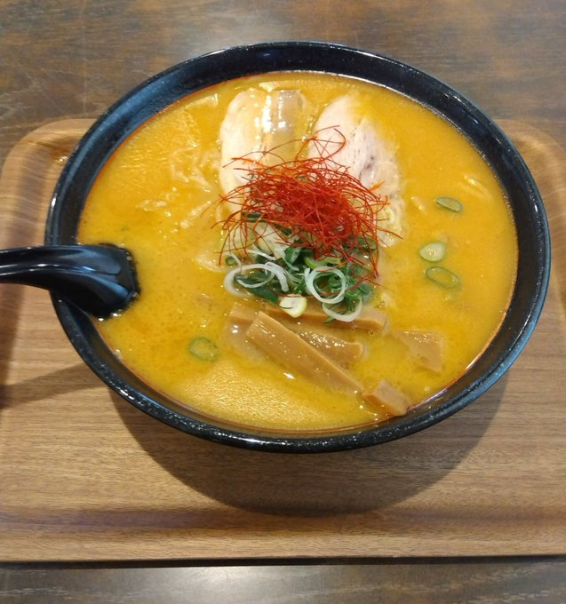 toriyo104's tweet photo. 4月、新年度のスタートですね🌸 鳥よしは、先月登場した「味噌カレーラーメン」と、伝統の「変わらぬ味」の両方をご用意して皆様をお迎えします！
新生活の合間に、ぜひ一杯いかがですか？ 今月も鳥よしをよろしくお願いいたします！🍜 https://t.co/5M7unWgZw6