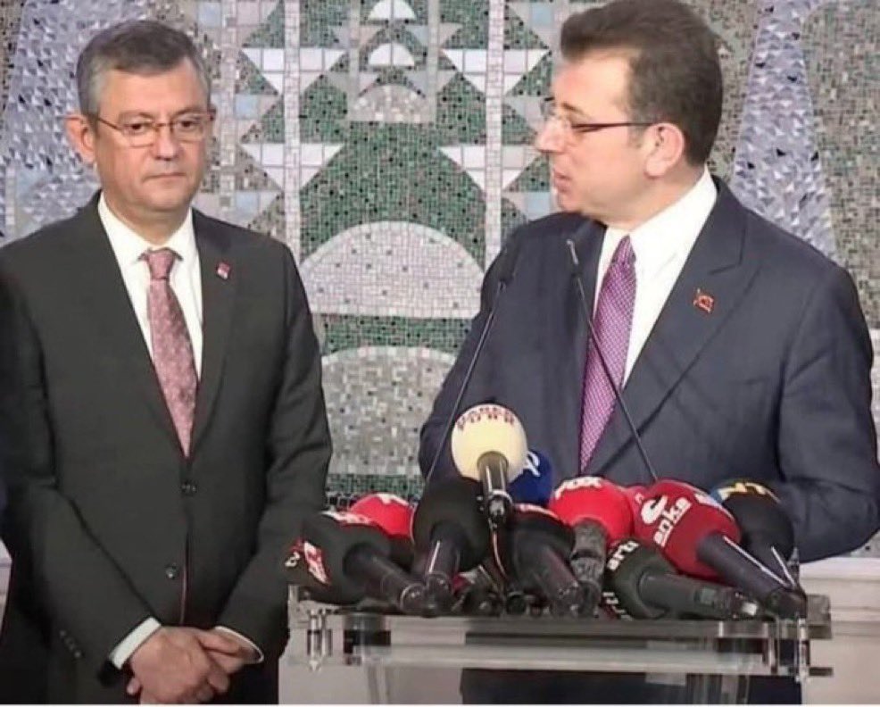 CHP Bitlis Eski il Başkanı Veysi Uyanık: Ekrem İmamoğlu, Özgür Özel’e New York’ta ev aldı.

"Özgür Özel çıkıyor, 'Mafya mısınız siz?' diyor. 

Artık gülüyorum ben kendisinin bu hareketlerine. 

Ekrem İmamoğlu, Özgür Özel'e New York Manhattan'da 3 milyon dolara ev aldı. 

Bu evi
