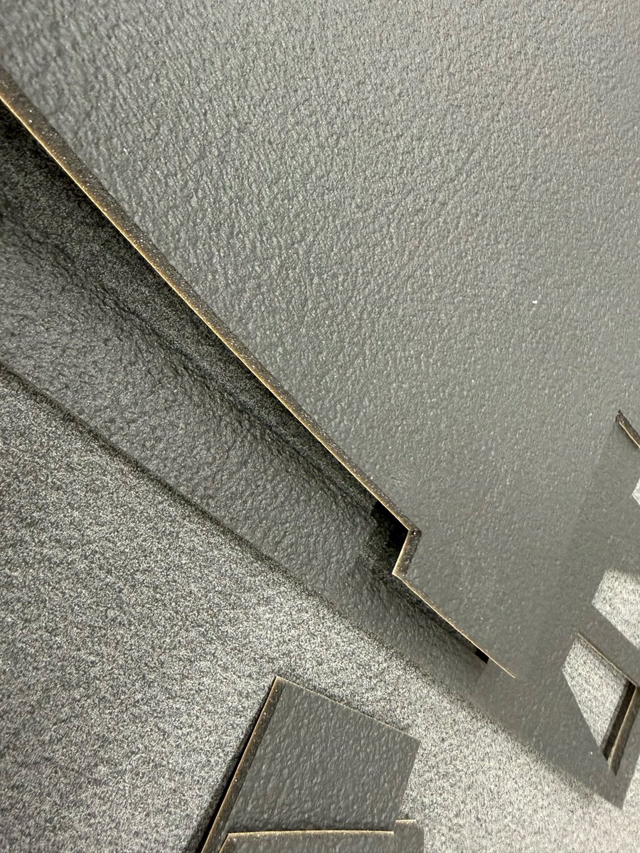 吸音材の精密カット対応しています。

内角の直角部は機械特性上、微細な刃の入りが出ますが、使用上問題のない品質で仕上げています。
事前サンプル確認で安心してご依頼いただけます。

#加工依頼 #試作対応 #ものづくり