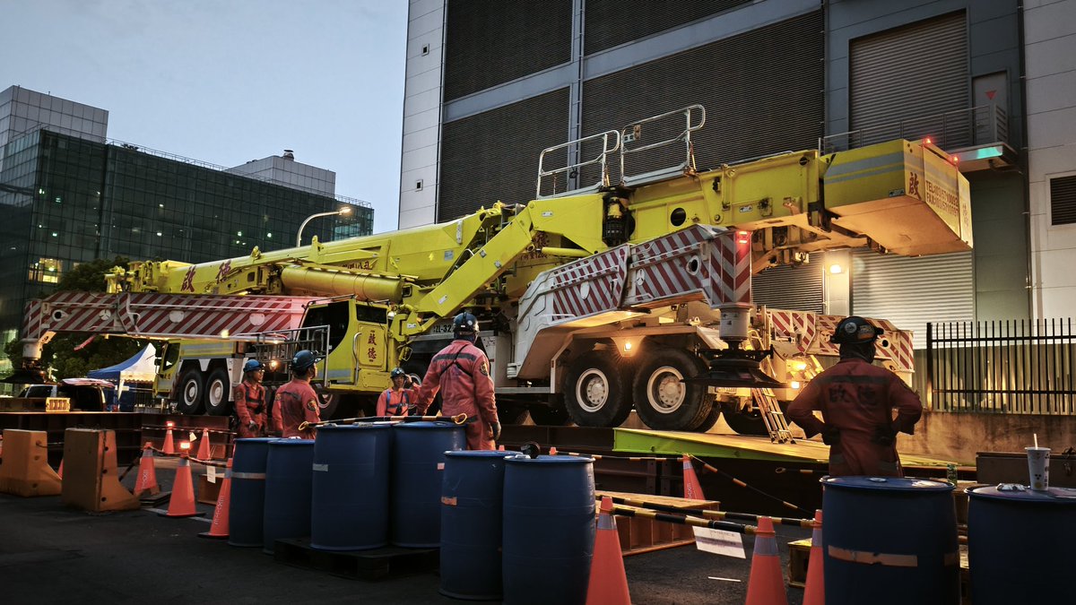 OrangeLiu10's tweet photo. LIEBHERR LTM11200-9.1 https://t.co/uGpccUM8Sa