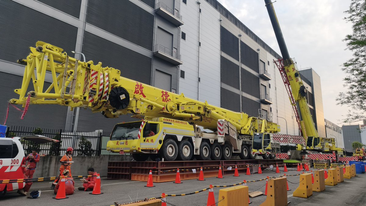 OrangeLiu10's tweet photo. LIEBHERR LTM11200-9.1 https://t.co/uGpccUM8Sa