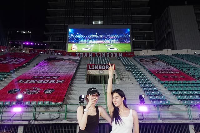 purpinkinheart's tweet photo. 💜 Fans ✨ ➡️ donating/volunteering to support the FC running project

💎 Brands 💝 ➡️ sponsoring for fans to enjoy as a token of support & gratitude to the artist & fandom

👭 LingOrm 🌸🍽️ ➡️ providing meals & souvenirs as encouragement

What a beautiful circle of giving back 🔁🤍🤧

LINGORM CH3 56TH ANV  #LingOrmKeepWonderLand