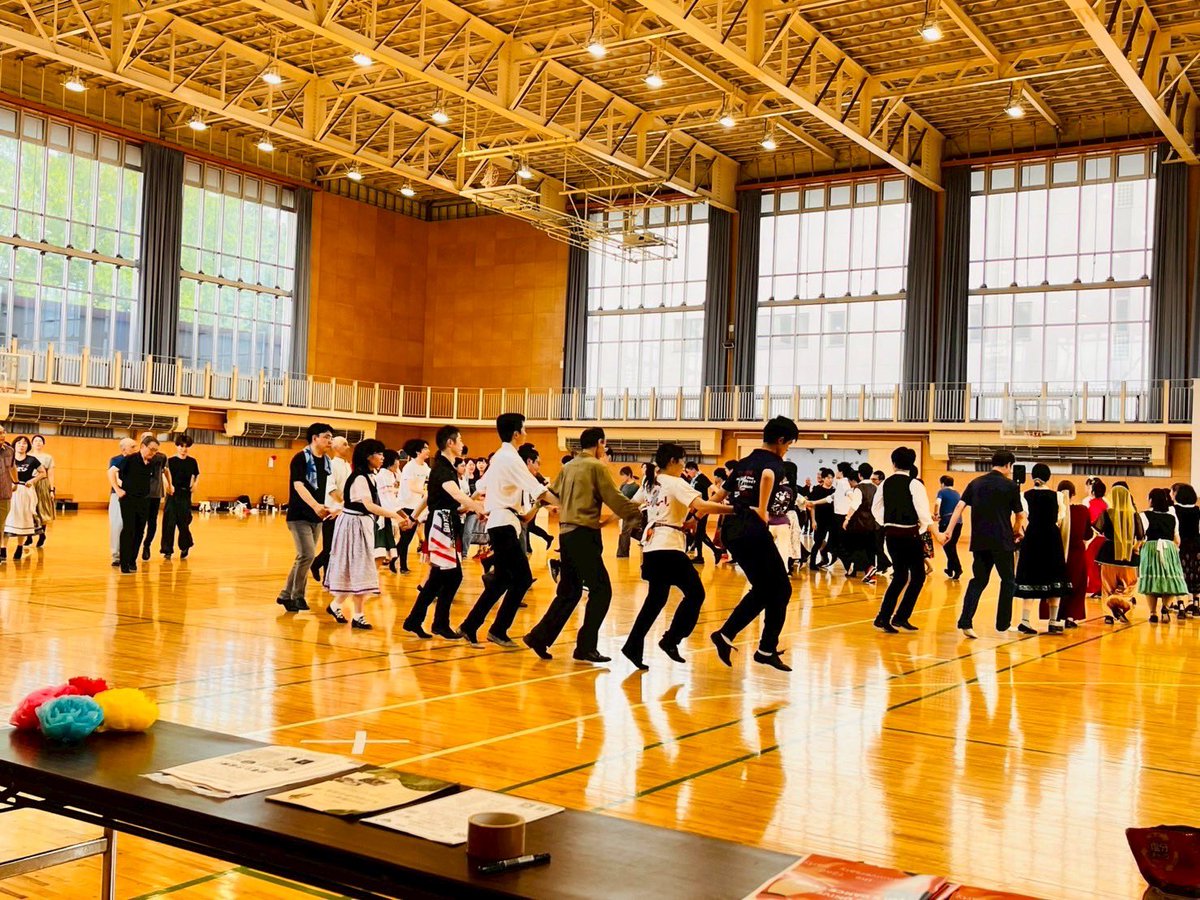 FD_shinkan24's tweet photo. 【胸おどるキャンパスライフが待っている！】

東北大学にご入学の皆様
おめでとうございます‼️㊗️‼️

私たちフォークダンス同好会は世界の民族舞踊💃を踊っています！

ぜひまずは新歓に足をお運びください！！🏃‍♂️
君の来訪を待っているよ🫵✨
#春から東北大 #春からC6
#東北大新歓 #フォークダンス https://t.co/AG5zZQXD09