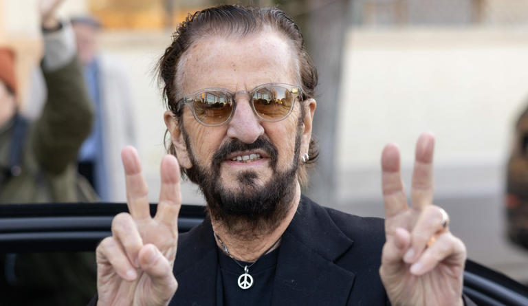 Ludwigslust's tweet image. #Ringo #Starr's "Long Long Road": The best album ever recorded by an 85-year-old.
Music world; But even at 85, he still has plenty of songs inside him. He laughs heartily and says: "It's like my four-year-old granddaughter always says: 'Siri, play Ringo!'"