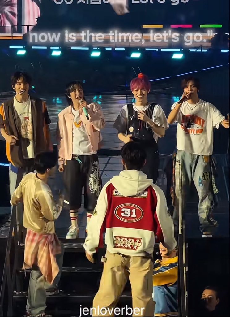 jenstxph_'s tweet photo. acabo de ver este clip del último tour y esas líneas de DREAM TEAM se la recontra dedicaron a mark 😭😭😭 literal le dijeron “VE POR TU SUEÑO BROO, ES TIEMPO DE IR” estoy llorandoooo, se nota que los chicos igual estaban felices y apoyándolo a Mark, pero no estoy soportando 😭😭 https://t.co/q1gZdsIT9Z