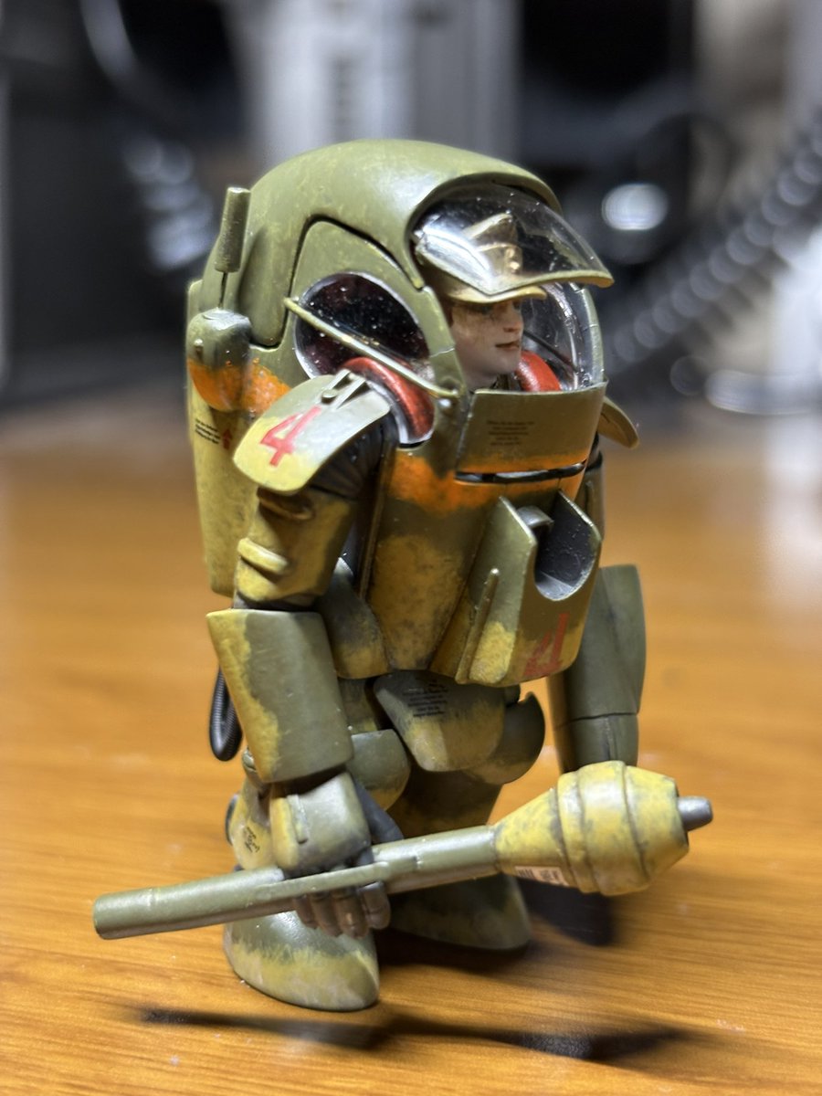 LingTree1's tweet photo. ハセガワ1/35グスタフ、キャノピー。半開き状態するの結構大変だった。説明書通5mmカットしただけだと上手く嵌まらないので両端をカット。全開もしたかったのでネオジムで固定。結構面倒くさかったけど一応完成にしとこう。 https://t.co/Bp1dToI9pV